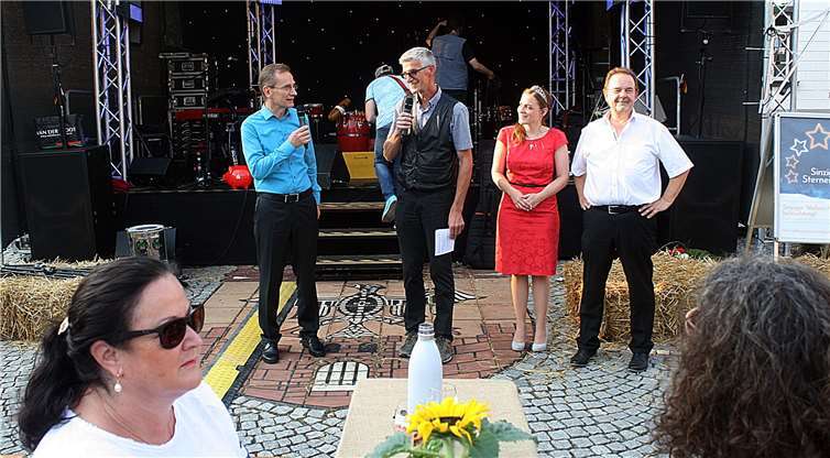 Bei der zweiten offizielle Festeröffnung am Samstag hatte sich Sinzigs Bürgermeister Andreas Geron Unterstützung durch die Burgundia Annika Schooß geholt. Fotos: -RÜ-