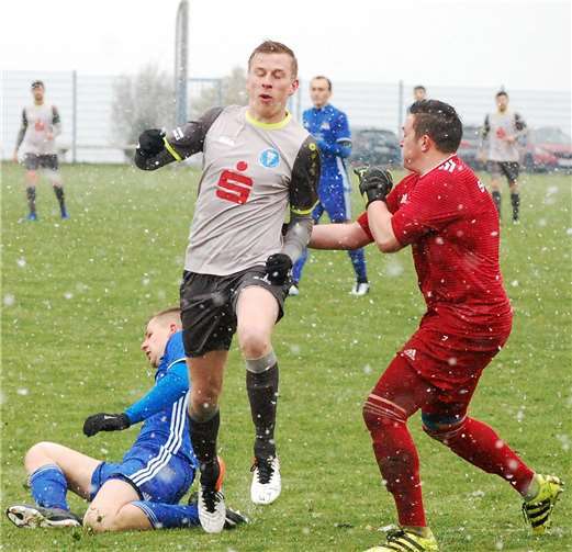 Bei dichtem Schneetreiben können der Elztaler Torhüter Florian Geisler (re.) und Abwehrspieler Maximilian Groiss den Metternicher Stürmer Tobias Alexander Lommer gerade noch stoppen.