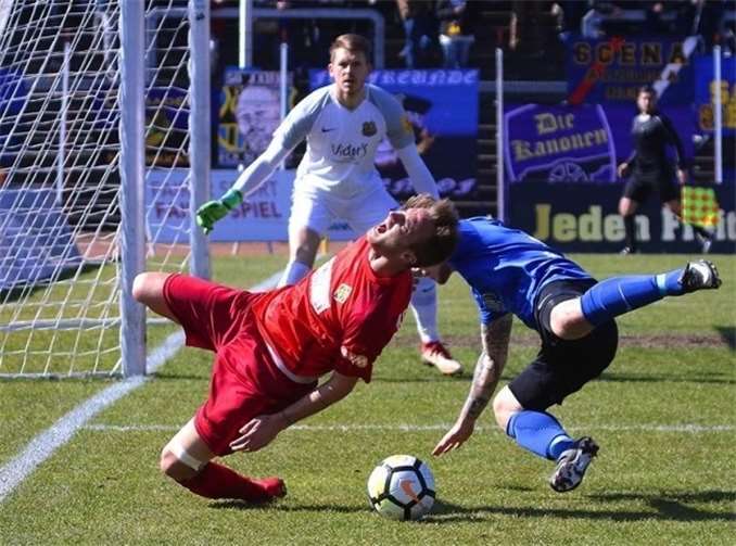 Bei diesem Foulspiel von Sascha Wenninger an Kevin Lahn hätte Schiedsrichter Mario Hildenbrand in Halbzeit eins durchaus auf Strafstoß entscheiden können.TH
