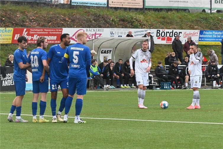 Bei diesem Freistoß der beiden Mendiger Matthias Wengenroth (rechts) und Niklas Heinemann stand die Andernacher Mauer (von links Aaron Luis de Abreu, Daniel Herbst, Alexis Weidenbach und Philipp Schmitz) sicher.