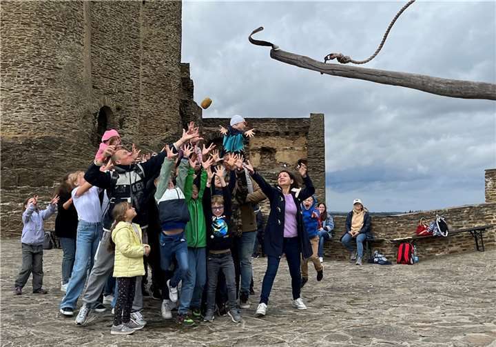 Bei diesem Spaß galt es für die Gruppen, einen triefend nassen Schwamm aufzufangen, den die gegnerischen Teams mit dem ächzenden, alten Katapult in die Menge schleuderten. Da blieb kein Auge und auch so mancher Pullover nicht trocken. Quellen: Gundlach Stiftungsfonds