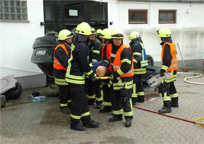 Bei diesem Szenario werden Fahrzeuginsassen aus einem PKW befreit.privat