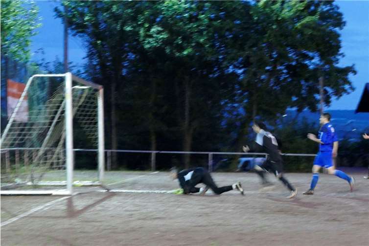 Bei diesem Treffer war für den witterschlicker Torwart nichts mehr zu machen.