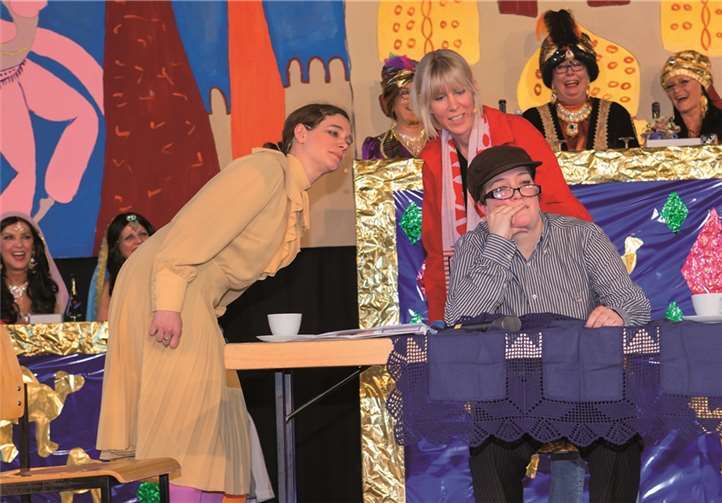Bei diesem abwechslungsreichem Programm war klar, dass die eigenen KCK Showtanzgruppe, die KCK Funken oder die acht Wälla Weiber mit auf die Bühne kamen.