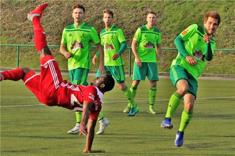 Joachim Akwapay öffnete die Tür Bei diesem versuchten Fallrückzieher von Yanick Tsannang gehen die Gästespieler Milan Rawert, Manuel Oster, Marcel Berg und Kodai Stalph (von links) schon einmal sicherheitshalber in Deckung.Fotos: SK