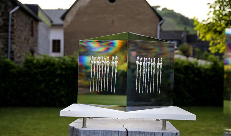 Bei diesen Skulpturen aus Glas erzeugt Lichteinfall immer neue Perspektiven.