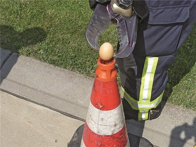 Bei dieser Übung musste ein rohes Ei mit der Rettungsschere aufgenommen und nach einer kurzen Strecke wieder abgelegt werden.