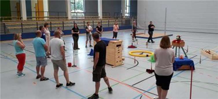 Bei dieser Vertrauensübung musste die gesamte Gruppe ein Gruppenmitglied mit verbundenen Augen durch ein Hindernisfeld führen. Fotos: privat