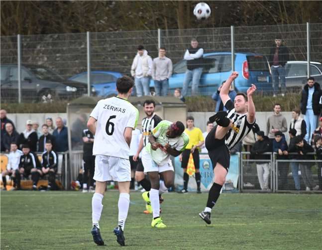Bei dieser artistischen Einlage von Tim Krechel (rechts) müssen die Eintracht-Akteure Leonard Zerwas (links) und Brice Braquin (Mitte) in Deckung gehen.  Fotos: SK