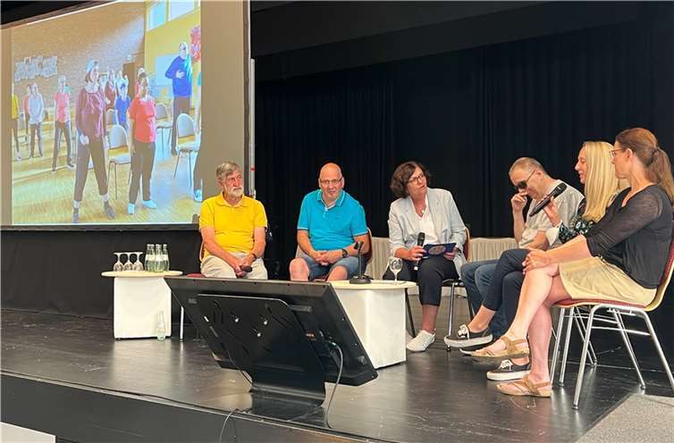 Bei drei Podiumsgesprächen berichteten Menschen mit und ohne Beeinträchtigung von ihren Erfahrungen bei verschiedenen inklusiven Projekten und sprachen darüber, welche Barrieren das Thema Inklusion auch heute im Alltag immer noch zu überwinden hat.