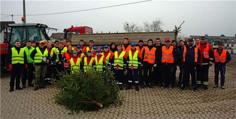 Bei durchwachsenem Wetter sammelten fleißige Helfer Weihnachtsbäume ein.Hans-Jürgen Hilgers