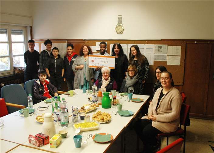 Bei ein wenig Kaffee und Kuchen erfolgte die Spendenübergabe der KfD Westum an die HoT Friends. Foto: BL