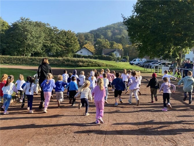 Bewegungstag in Rheinland-Pfalz - CASA FELIZ und CASA VIVIDA waren dabei!  Bei einem 15-minütigen Lauf auf dem Sportplatz zeigten die Vorschulkinder, was in ihnen steckt.
