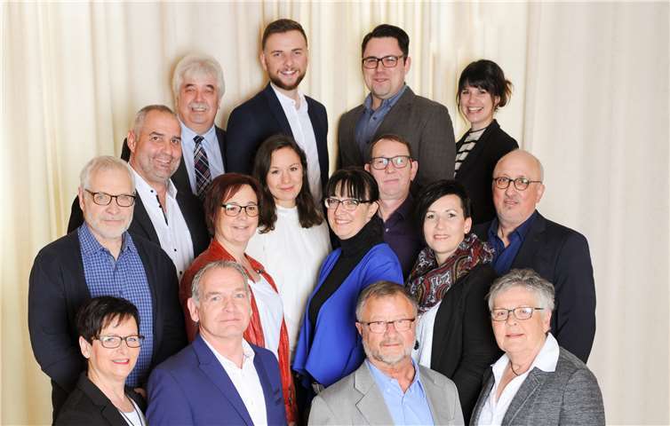 Bei einem Abstecher des CDU-Gemeindeverbands in Bell wurden die Damen und Herren detailliert über den Planentwurf unterrichtet. Foto: privat