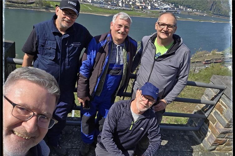 Bei einem Arbeitseinsatz am 11. April wurden neue Fahnen gehisst und Akazien unterhalb des Weges zur Kanzel gekappt. 