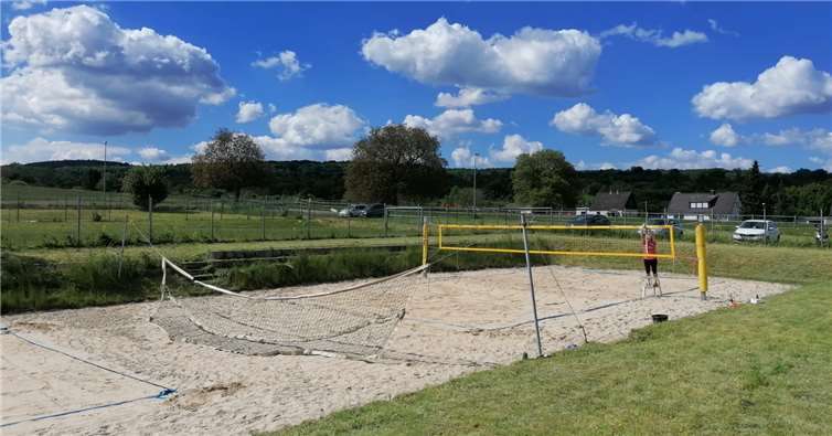 Bei einem Arbeitseinsatz wurden der Beachplatz fit gemacht. Foto: Stefan Krämer