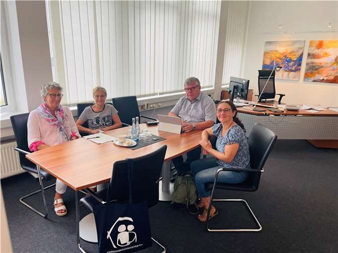 Bei einem Arbeitsgespräch im Kreishaus mit dem 1. Kreisbeigeordneten Michael Mahlert und der Projektverantwortlichen Carina Corzilius wurde kürzlich noch einmal der Mehrwert des Projekts Gemeindeschwestern plus deutlich.  Foto: Kreisverwaltung Neuwied
