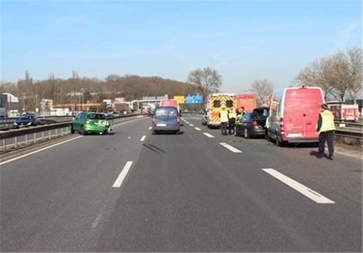 Bei einem Auffahrunfall auf der B9 in Koblenz entstand ein Sachschaden in Höhe von rund 21.500 Euro. Foto: Polizei