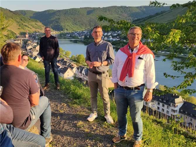 Bei einem Austausch mit Moselwinzern in Zell wurde deutlich: Die CDU setzt sich für eine bessere Unterstützung des Moselweinbaus ein. Dies verdeutlichten die CDU-Landtagsabgeordneten Jens Münster (2.v.re.) und Horst Gies (1.v.re.). Foto: Bettina Salzmann