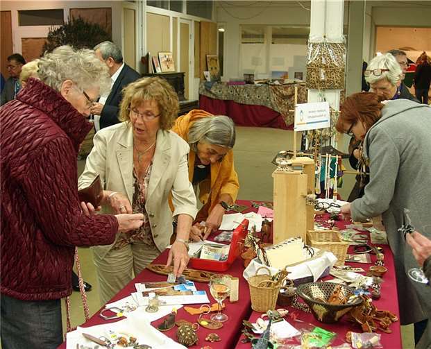 Bei einem Basar konnte handgefertigte Kleinigkeiten erworben werden.