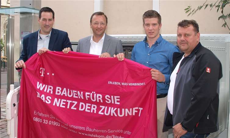 Bei einem Baustellengespräch gab es ausschließlich gute Nachrichten. (v.l.) David Schmidt (Account Manager der Deutschen Telekom), Josef Oster (Bürgermeister der Verbandsgemeinde Bad Ems), Lukas Meudt (Städteverantwortlicher der Telekom / Technik) und Marko Röhr (Bauleiter / Hoch- Tiefbau Fa.Bergert). -US-