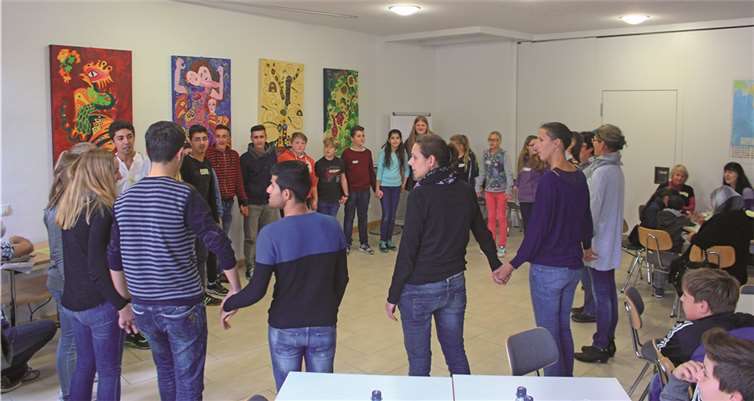 Bei einem Begegnungsnachmittag von ausländischen und deutschen Schülern und Eltern an der Schule in Kobern-Gondorf bildete der Gemeinschaftstanz den Höhepunkt.privat