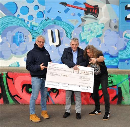 Bei einem Benefizkonzert im JUZ-Live-Club haben drei Bands zu Gunsten von Flutopfern an der Ahr gerockt. 6790 Euro kamen dabei zusammen, die jetzt an ein Hilfsprojekt an der Ahr gehen. Dieter Wittbecker (rechts), Mitinitiator des Konzert und Bassist der beteiligten Band „Pyracanda“, und Thomas Schmidt (links) vom JUZ-Live-Club haben den Spendenscheck an den Schirmherrn, Bürgermeister Claus Peitz, übergeben. Foto: Stadt Andernach/Maurer