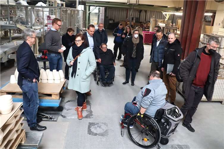 Bei einem Besuch in der traditionsreichen Tonwarenfabrik Hörter im Industriegebiet Ransbach-Baumbach überzeugten sich Experten davon, wie man in heimischen Unternehmen mit öffentlicher Unterstützung Chancen für Menschen mit Behinderung ermöglichen kann. Fotos: Uli Schmidt