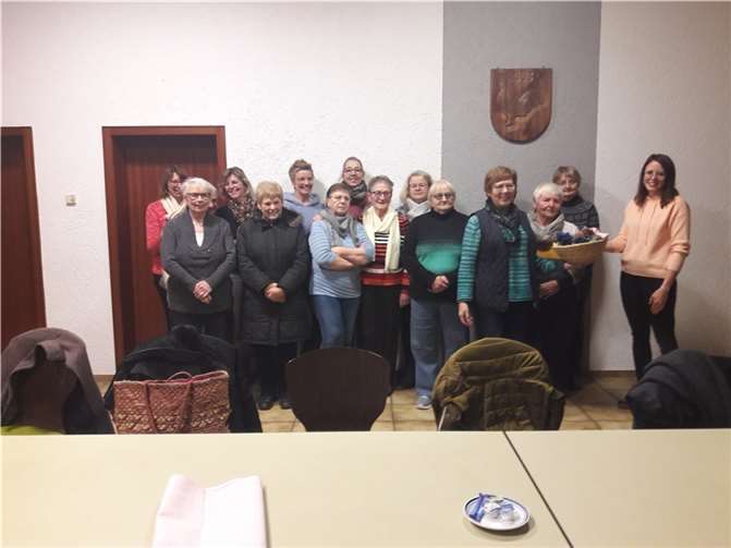 Bei einem Besuch von Frau Esch in der Strickgruppe „Die Stricklieseln“ konnte schon der erste Korb voller Söckchen an sie übergeben werden.  Foto: kfd Polch