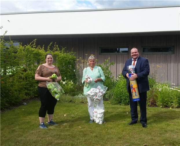 Bei einem Besuch vor Ort: Jessica Merz (Kita - v.li.) und Ingrid Hahn (AWO) mit Thorsten Schneider (SPD) vor der Kita. Foto: privat