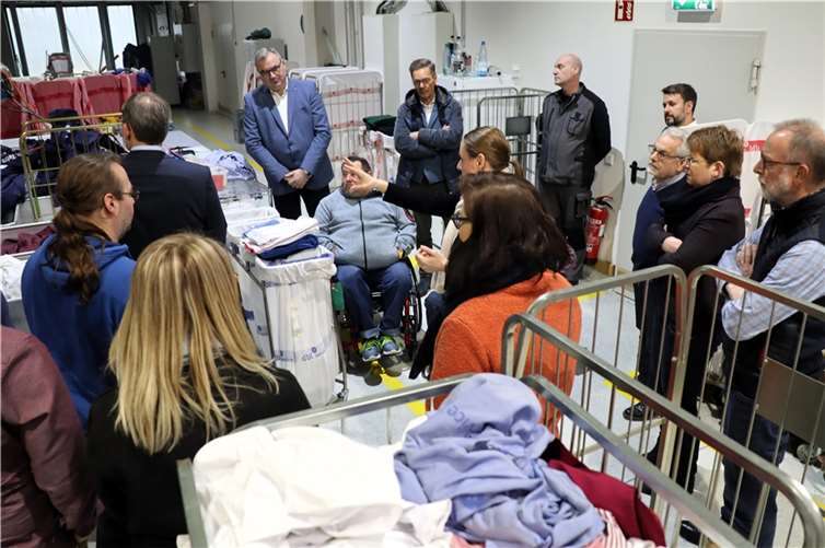 Bei einem Betriebsbesuch überzeugte sich eine Fachdelegation auf Einladung des SBR bei der ITEX Gaebler Industrie-Textilpflege im Industriegebiet Heiligenroth davon, welche vielfältigen Chancen das Unternehmen Menschen mit einem Handicap bietet. Foto: Uli Schmidt