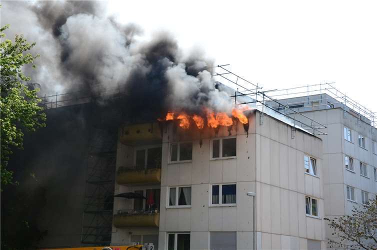 Bei einem Dachstuhlbrand im Koblenzer Stadtteil Karthause waren mehrere Gasflaschen explodiert. Fotos: US