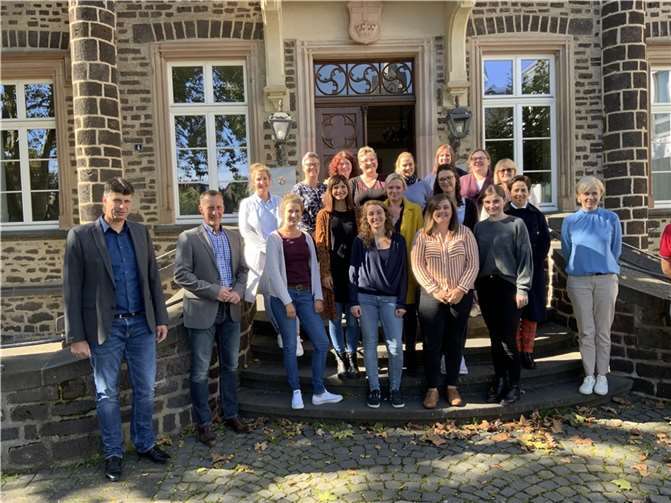 Bei einem Einführungstag hatten die neuen Maifelder Sozialpädagoginnen und Sozialarbeiterinnen sowie Vertreterinnen der Kitas Gelegenheit zum Kennenlernen. Mit dabei waren auch Bürgermeister Maximilian Mumm, Büroleiter Markus Hartung, die stellvertretende Fachbereichsleiterin Frauke Wolters und die Koordinatorin Stefanie Freitag. Foto: VG Maifeld