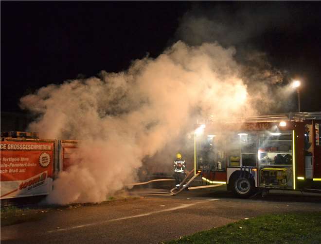 Bei einem Einsatz beim Toom Baumarkt handelte es sichum einen Brand eines Palettenstapels. Fotos: - AB-