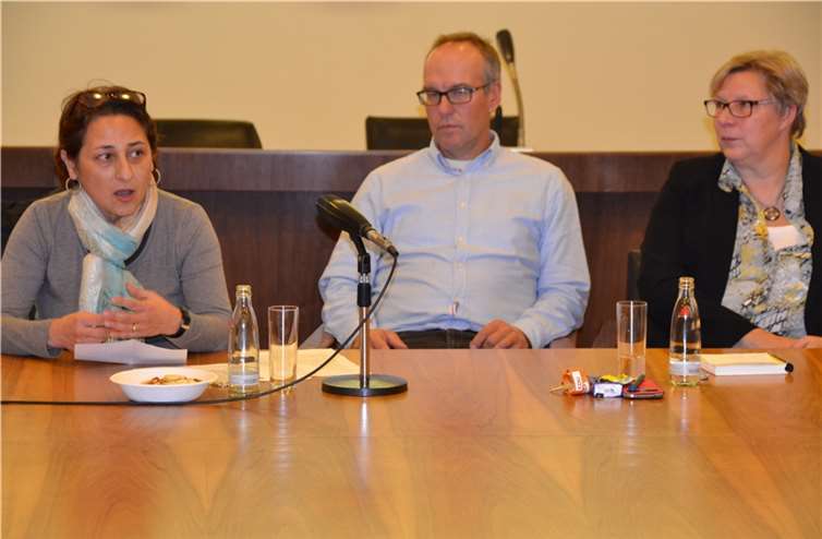 Bei einem Empfang im Rathaus dankte Bürgermeisterin Petra Kalkbrenner (re.) den vielen ehrenamtlichen Helfern sowie ihren Mitarbeitern. Ferozan Saheli (li.) schilderte ihre Erfahrungen als Flüchtling vor 25 Jahren, in der Mitte Fachbereichsleiter Armin Wallraff.Weigert