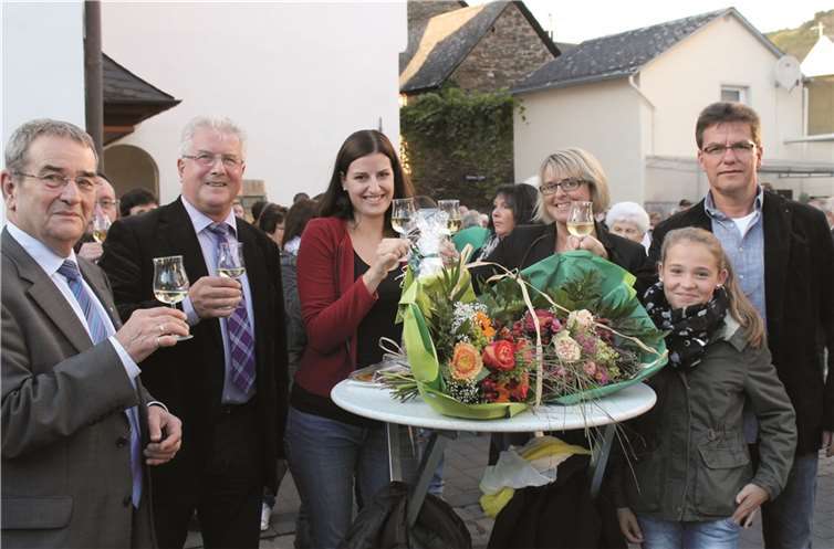 Bei einem Empfang im örtlichen Rathaus dankten OB Dietmar Schausten und BM Helmut Probst der scheidenden Moselweinkönigin Lisa Dieterichs (3.v.l). für ihren beispielhaften Einsatz als Repräsentantin der gesamten Moselregion. TE