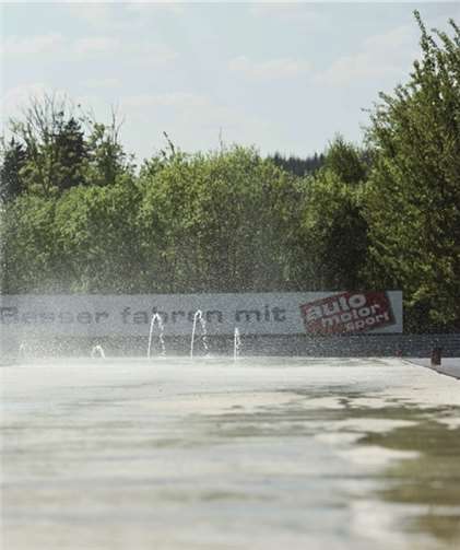 Bei einem Fahrsicherheitstraining lernen die Autofahrer wie man am besten bei Gefahrensituationen reagiert.privat