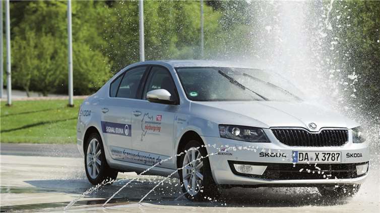 Bei einem Fahrsicherheitstraining lernt man, auch in gefährlichen Situationen sein Auto im Griff zu behalten.privat