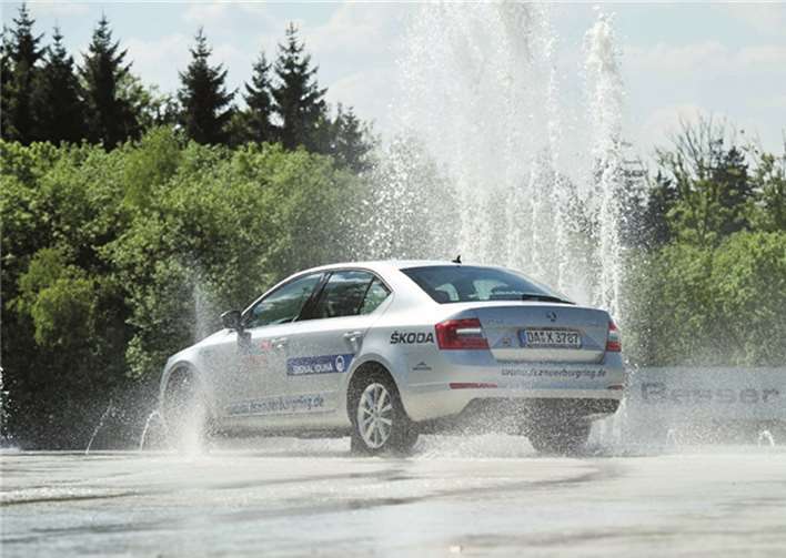 Bei einem Fahrsicherheitstraining lernt man, auch in gefährlichen Situationen sein Auto im Griff zu behalten.privat