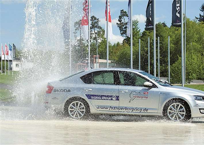 Bei einem Fahrsicherheitstraining lernt man, auch in gefährlichen Situationen sein Auto im Griff zu behalten.privat