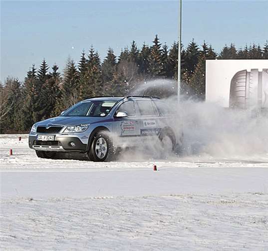 Bei einem Fahrsicherheitstraining lernt man, auch in gefährlichen Situationen sein Auto im Griff zu behalten.privat