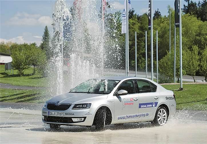 Bei einem Fahrsicherheitstraining lernt man, auch in gefährlichen Situationen sein Auto im Griff zu behalten.privat