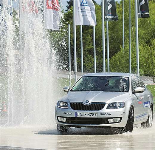 Bei einem Fahrsicherheitstraining lernt man, auch in gefährlichen Situationen sein Auto im Griff zu behalten, beim Eco-Training erhält man Tipps wie man Sprit fahrend fährt.privat