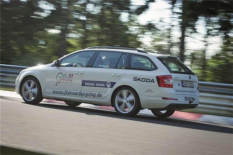 Bei einem Fahrsicherheitstraining lernt man nicht nur den richten Umgang mit dem Auto, sondern auch, wann man am besten seine Reifen wechseln sollte.privat