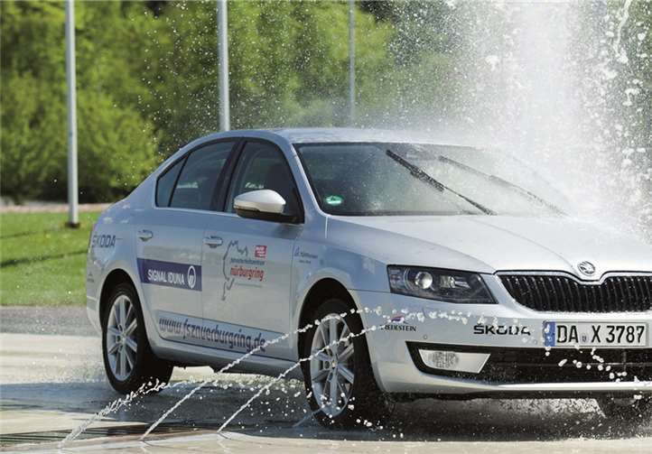 Bei einem Fahrsicherheitstraining werden die Autofahrer fit für den Straßenverkehr gemacht.privat