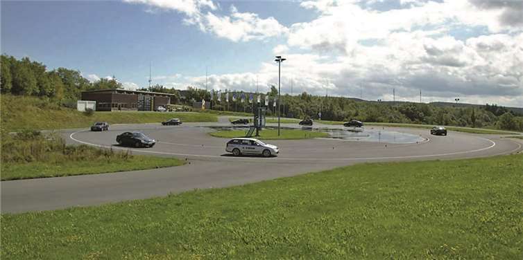 Bei einem Fahrsicherheitstraining werden die Autosfahrer fit für den Straßenverkehr gemacht.privat