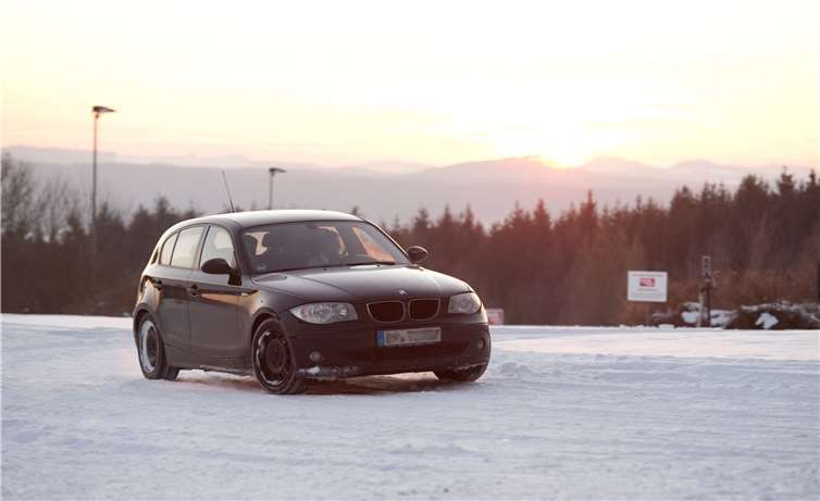 Bei einem Fahrsicherheitstraining werden die Teilnehmer auf die unterschiedlichsten Gefahrensituationen vorbereitet. auto motor und sport