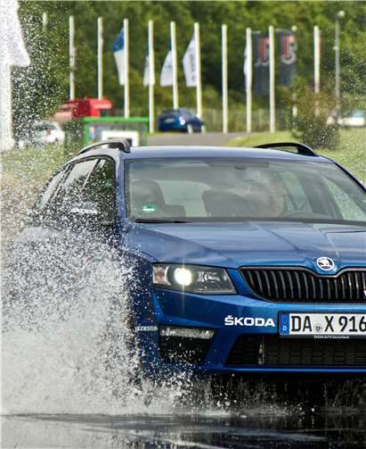 Bei einem Fahrsicherheitstraining werden die Teilnehmer auf die unterschiedlichsten Gefahrensituationen vorbereitet. auto motor und sport