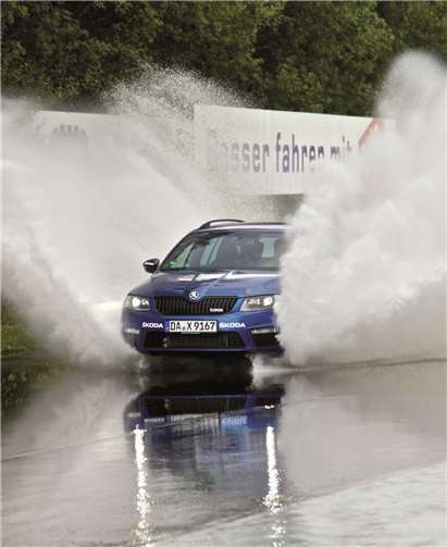 Bei einem Fahrsicherheitstraining werden die Teilnehmer auf die unterschiedlichsten Gefahrensituationen vorbereitet. auto motor und sport