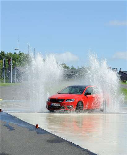 Bei einem Fahrsicherheitstraining werden unterschiedlichste Gefahrensituationen durchgespielt. privat